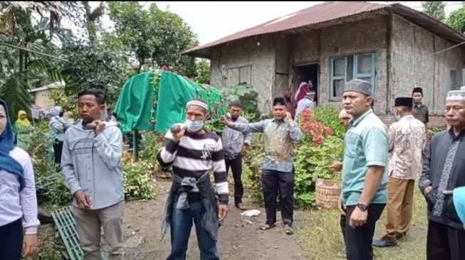 Jenazah Agus, Warga Langkat Korban Longsor di Karo Dimakamkan