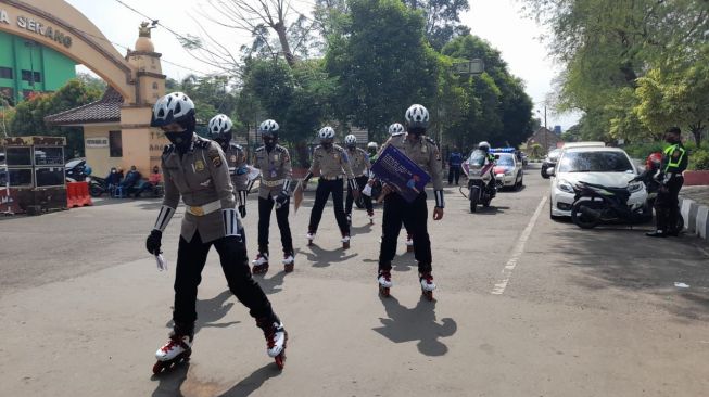 Mendadak Muncul Pasukan Polisi Wanita Bersepatu Roda di Ibukota Banten