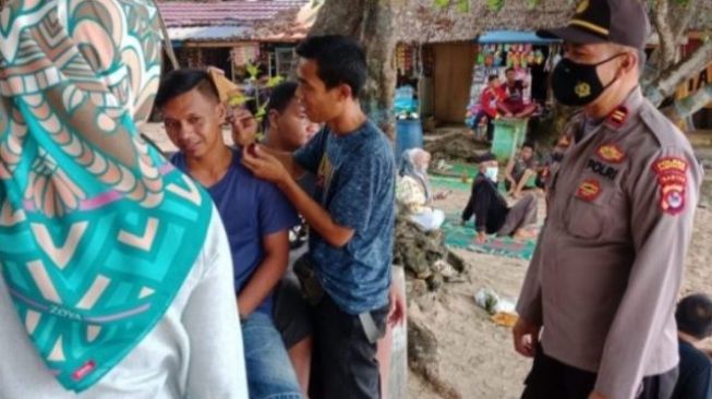 Polsek Carita Patroli Pendisiplinan Prokes Tempat Wisata Pantai dan Hotel