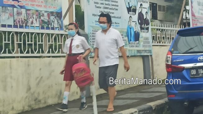 Ruas Jalan Mulai Ramai, Warga Antusias Dampingi Anak ke Sekolah