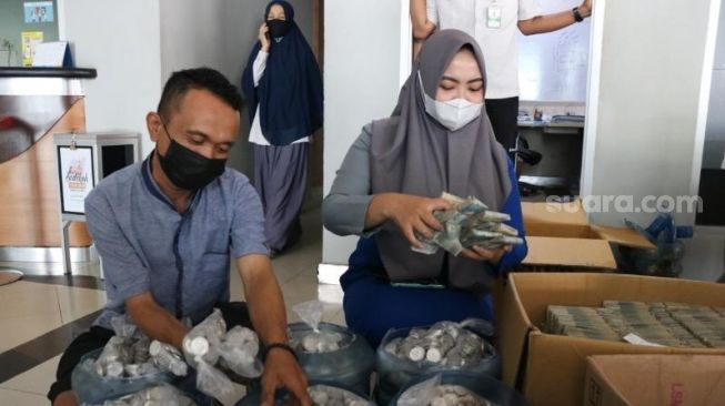 Pedagang Kaki Lima Menabung Uang Koin 4 Tahun, Saat Dibuka Langsung OTW Beli Mobil