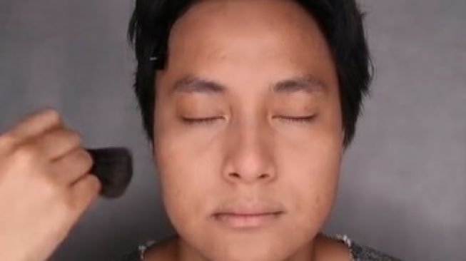 Viral Istri Make Up Suami Jadi Mirip Oppa Korea. (TikTok)