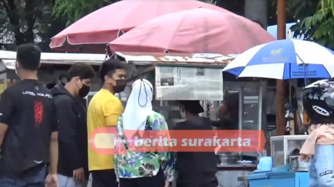 Momen Kaesang Ditemani Nadya Arifta naik bus Persis Solo. [Youtube/Berita Surakarta]