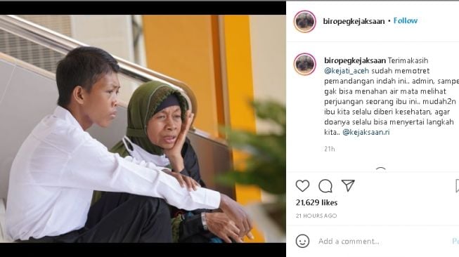 Potret ibu temani anak tes CPNS di Aceh (instagram)