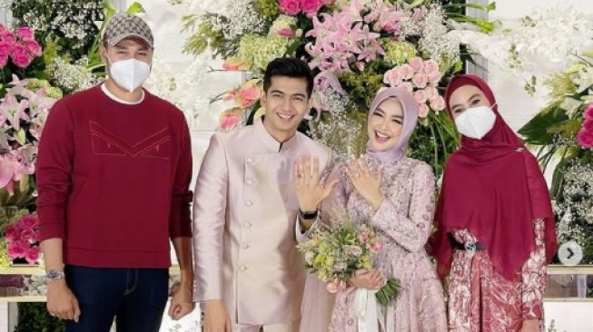 Potret mesra Kartika Putri dan Habib Usman. [Instagram/kartikaputriworld]