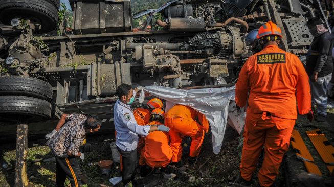 Petugas Basarnas berada di samping truk yang mengalami kecelakaan tunggal di Nagreg, Kabupaten Bandung, Jawa Barat, Selasa (28/9/2021).  ANTARA FOTO/Raisan Al Farisi