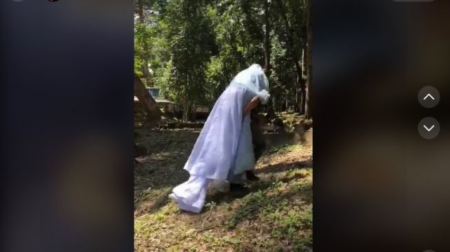 Foto Pre Wedding di Air Terjun, Lelaki Gendong Kekasihnya Ini Curi Perhatian Warganet