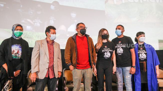 Para pemeran dan kru film Sepeda Presiden saat menggelar konferensi pers di Djakarta Theatre, Jakarta Pusat, Selasa (28/9/2021). [Suara.com/Alfian Winanto]