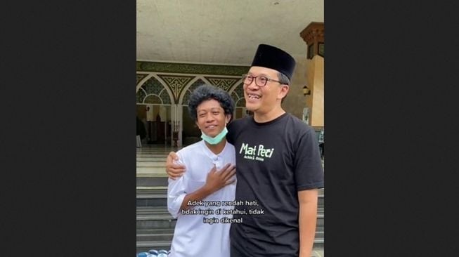 Viral karena merapihkan sandal jamaah masjid, bocah ini ternyata anak sultan. (TikTok/@matpeciii)