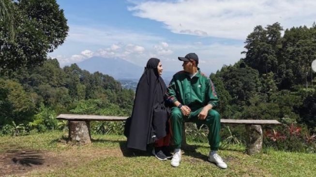 Potret mesra Kartika Putri dan Habib Usman. [Instagram/kartikaputriworld]