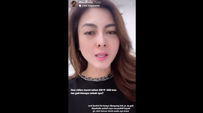 Bantah Pukul Jonathan Frizzy Pakai Barbel Ini Penjelasan Dhena Devanka