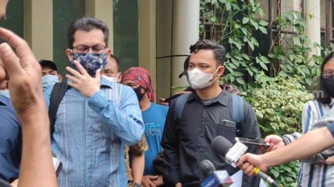 Warga Desa Bojong Koneng, Bogor, bersama tim pengacara saat melaporkan PT Sentul City ke Komnas HAM terkait dugaan kasus penyerobotan lahan. (Suara.com/Arga)