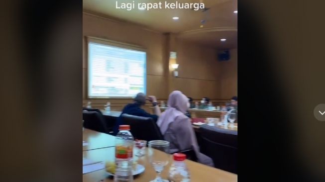 Viral Wanita Ini Unggah Video Rapat Keluarga, Netizen Salah Fokus ke Ruang