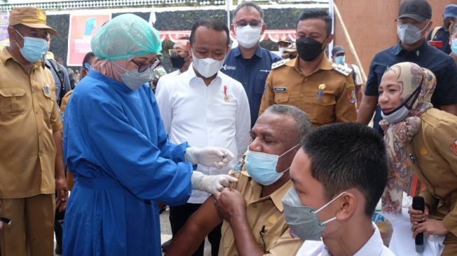 Pupuk Kaltim Salurkan Ribuan Paket Sembako dan Alkes Untuk Masyarakat Fakfak Papua Barat