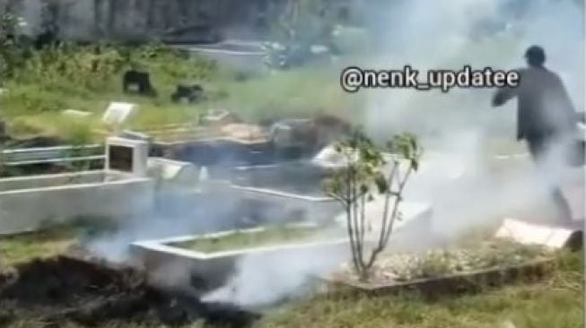 Viral Anak Bakar Kuburan Ayah karena Warisan, Batu Nisan Dihancurkan