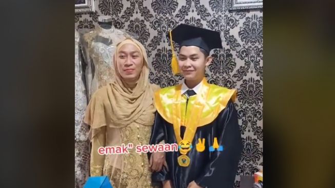 Aksi emak-emak sewaan saat foto wisuda (tiktok)