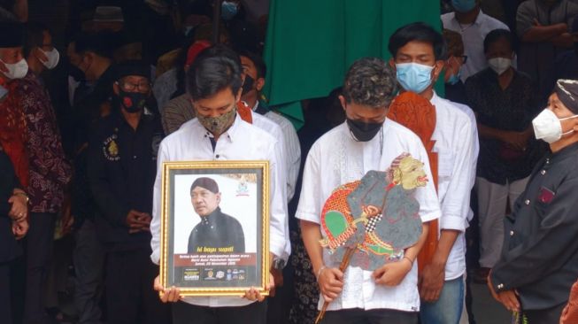 Jenazah Dalang Ki Bayu Dimakamkan, Dinilai Sosok yang Berbakat dan Suka Bersosialisasi