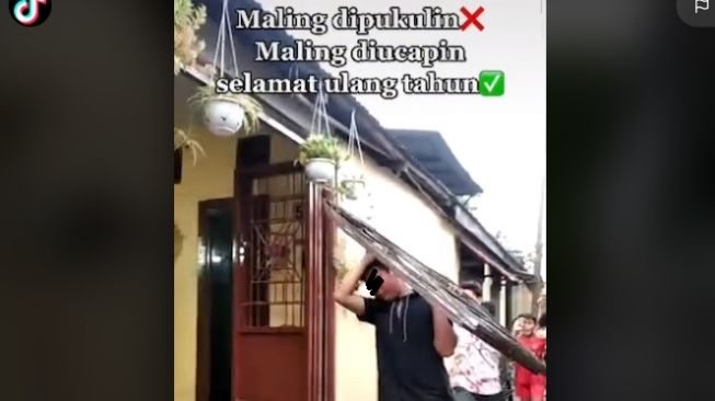 Aksi warga nyanyikan lagu untuk pria yang diduga maling besi (tiktok)