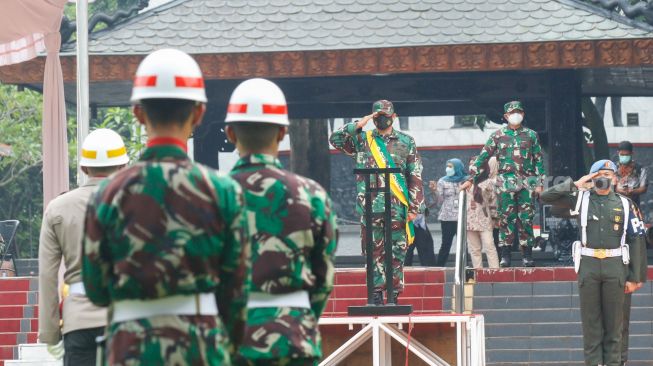 Anggota TNI dan Polri melaksanakan gladi kotor upacara Hari Kesaktian Pancasila di Monumen Pancasila Sakti, Lubang Buaya, Jakarta, Selasa (28/9).