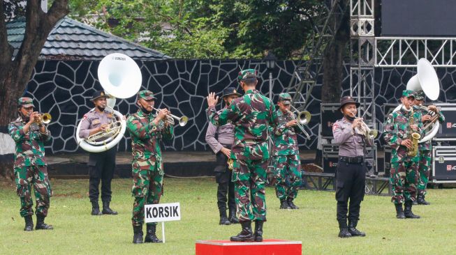 Anggota TNI dan Polri melaksanakan gladi resik upacara Hari Kesaktian Pancasila di Monumen Pancasila Sakti, Lubang Buaya, Jakarta Timur, Selasa (28/9/2021). [Suara.com/Alfian Winanto]