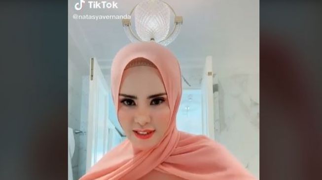 Gaya Busana Wanita Berhijab Ini Bikin Salah Paham, Warganet: Suudzon Duluan Kan!