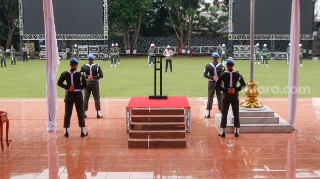 Anggota TNI dan Polri melaksanakan gladi kotor upacara Hari Kesaktian Pancasila di Monumen Pancasila Sakti, Lubang Buaya, Jakarta, Selasa (28/9).