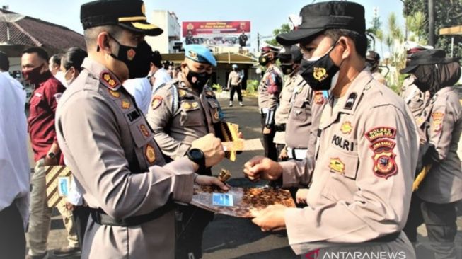 Gagalkan Aksi Residivis Lakukan Pencurian Sepeda Motor, Aipda Anwarudin Raih Penghargaan