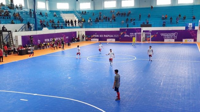 Pertandingan tim Jawa Timur menghadapi Maluku Utara pada penyisihan Grup B cabang olahraga futsal PON XX Papua di GOR Futsal Kabupaten Mimika, Jalan Poros SP2-SP5 Timika, Selasa (28/9/2021). (ANTARA/Evarianus Supar)