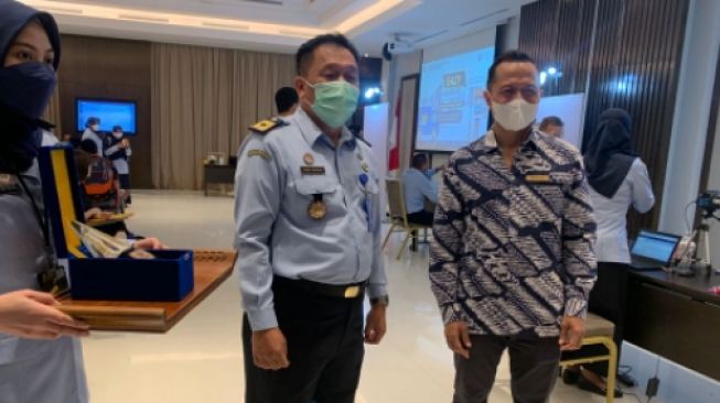 kepala divisi keimigrasi Kanwilkunham DIY Yayan Indriyana bersama GM Hyatt Nur Cahyadhi meninjau pelaksanaan Easy Pasport di Hyatt Regency Yogyakarta, Selasa (28/9/2021).