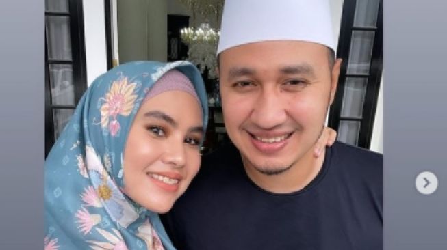 Potret mesra Kartika Putri dan Habib Usman. [Instagram/kartikaputriworld]