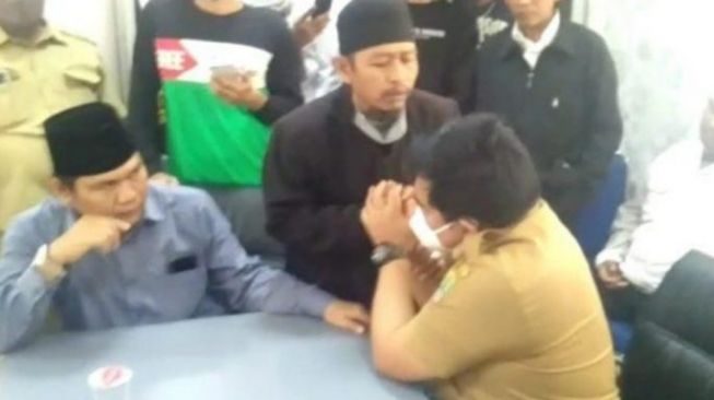MURKA! Pembela Rizieq Ludahi Wajah Kadis Kominfo Karawang: Demi Allah Tidak Terima!