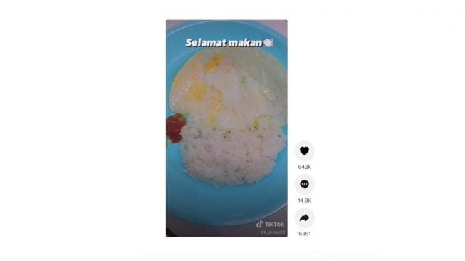 Panasnya Bekasi sampai bisa masak telur di bawah sinar Matahari. [TikTok]