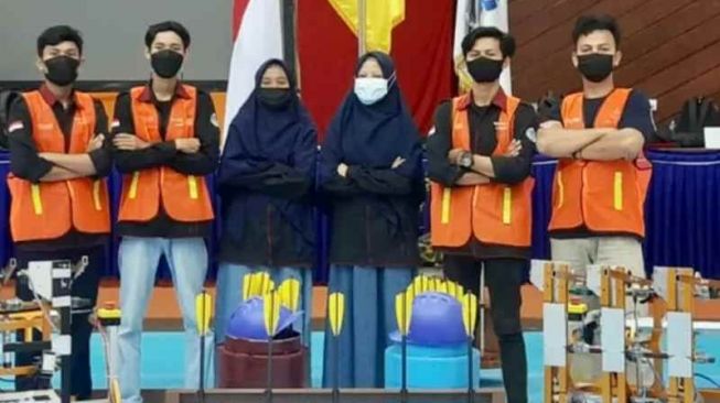 Robot Karya Mahasiswa UNP Raih Prestasi di Kontes Robot Indonesia