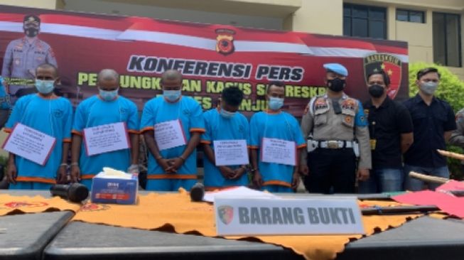 Lima orang tersangka dari kedua Ormas bentrokan yang diamankan Polres Cianjur [Suarabogor.id/Fauzi]