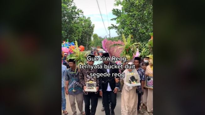 Dikira Kepala Reog, Pengantin Bawa Mahar Buket Uang Segede Gaban (TikTok)