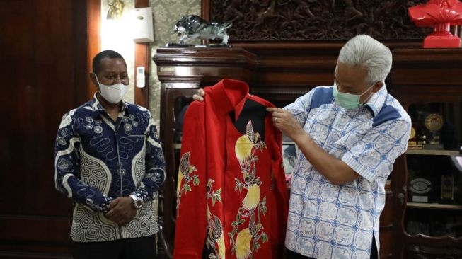 Temui Gubernur Ganjar, Rektor Uncen Papua Beri Sepasang Batik Cendrawasih