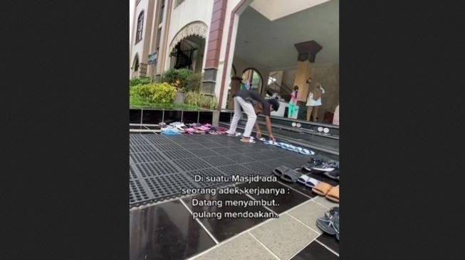 Viral aksi bocah rapihkan sandal jamaah masjid. (TikTok/@matpeciii)