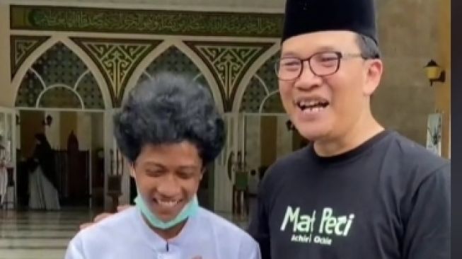 Viral Pemuda Sambut Ramah Jamaah dan Rapikan Sandal di Masjid Ternyata Anak Sultan