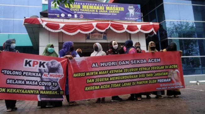 Tuntut Kepala Dinas Minta Maaf, Emak-emak Geruduk Disdik Aceh