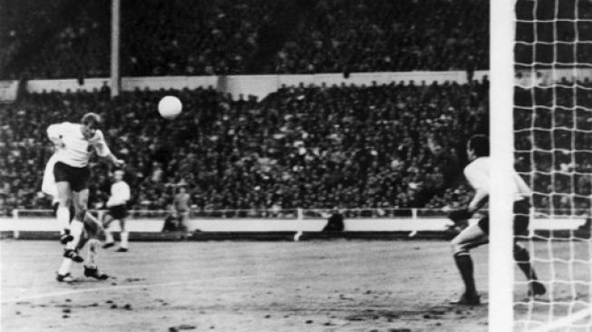 Pemain Inggris Roger Hunt menjebol gawang Prancis di ajang Piala Dunia yang digelar di Stadion Wembley, 20 Juli 1966. [AFP]