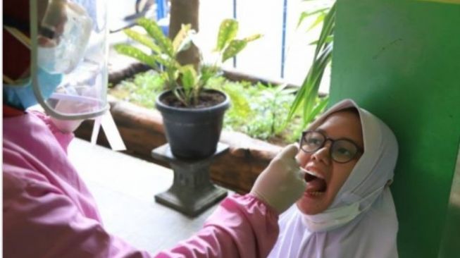 Deteksi Dini, Dinkes Kota Tangerang Gelar Skrining Tes Covid-19 di Sekolah