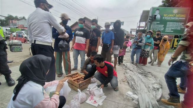 Endang Juta, Bos Pasir Bagi-bagi Telur Ayam