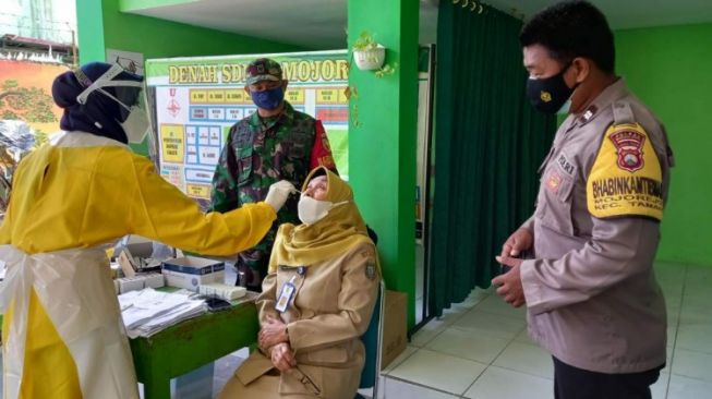 Hari Pertama PTM, Tiga Pilar Kota Madiun Lakukan Swab Antigen Kepada Guru