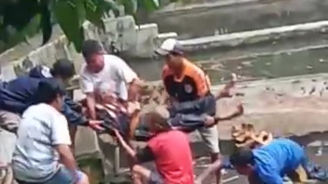 Niat Beli Bibit Ikan, Mertua dan Menantu Wafat Tertimpa Saung Roboh