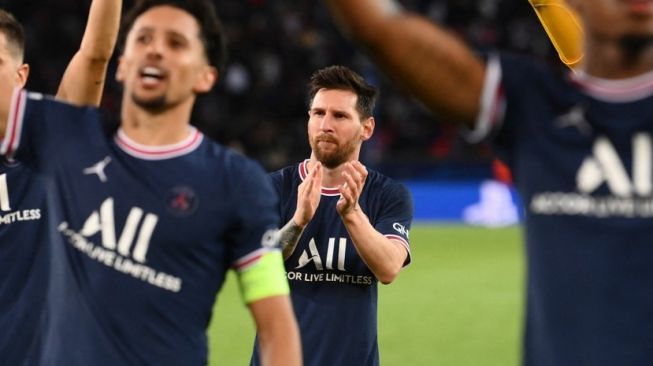 Penyerang Paris Saint-Germain (PSG), Lionel Messi merayakan kemenangan dengan rekan satu timnya di akhir matchday kedua Grup A Liga Champions antara PSG vs Manchester City, di Parc des Princes, Paris, Rabu (29/9/2021) dini hari WIB.FRANCK FIFE / AFP.