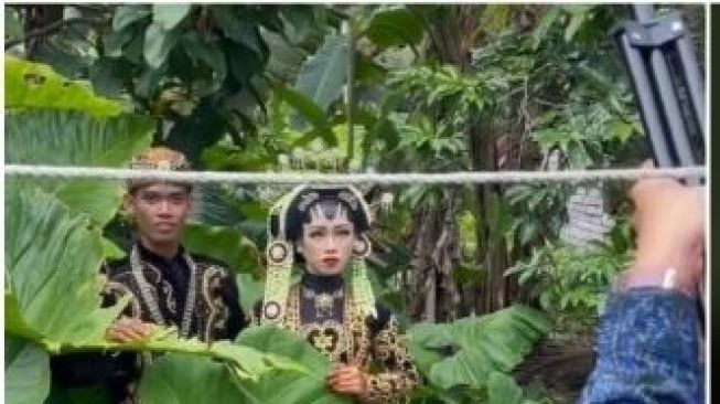 Viral Foto Prewedding di Semak, tapi Hasilnya Subhanallah!