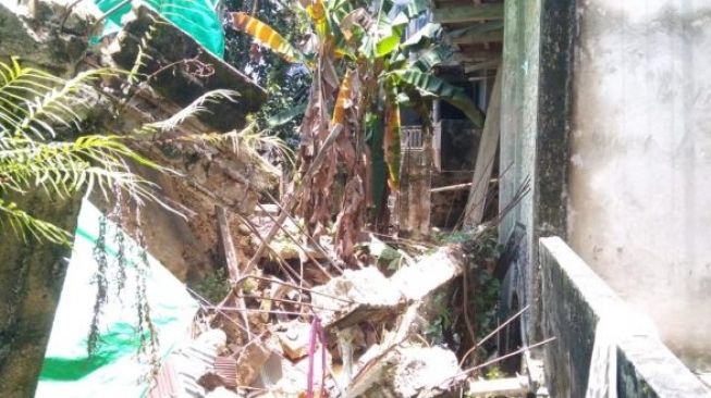 Hujan Deras, Siring Rumah Warga di Telaga Sari Balikpapan Roboh