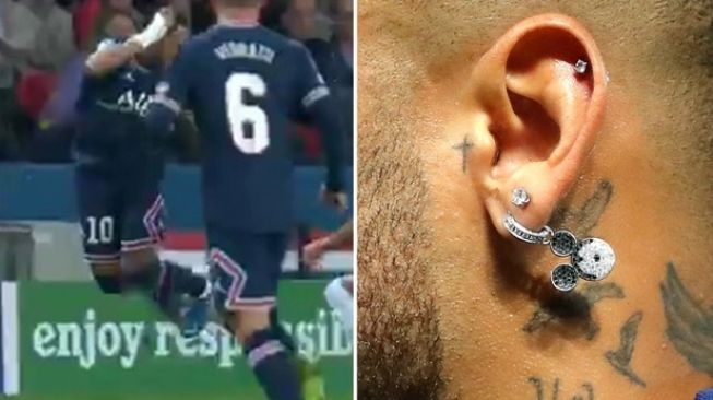 Pemain PSG Neymar kenakan anting Mickey Mouse saat menghadapi Manchester City di ajang Liga Champions yang digelar di Parc des Princes, Rabu (29/9/2021). [Tangkapan Layar, The Sun]