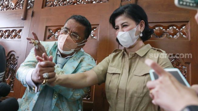 Pengacara Hotman Paris dan Desiree Tarigan bersalaman usai mendengar sidang putusan PERADI di Law Firm Hotman Paris, Kelapa Gading, Jakarta Utara, Rabu (29/9/2021). [Suara.com/Alfian Winanto]