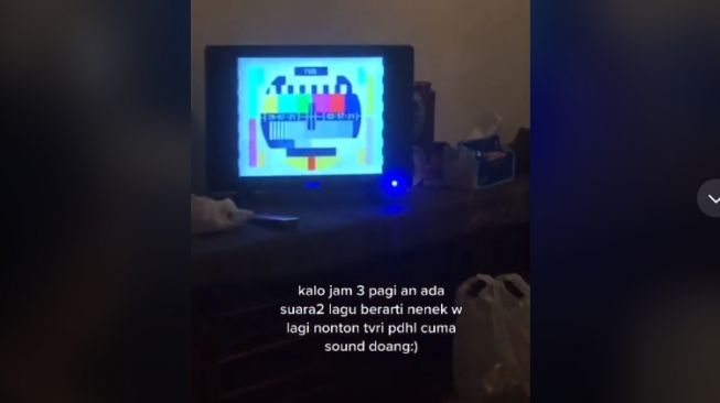 Nenek nonton tv jam 3 pagi (tiktok)